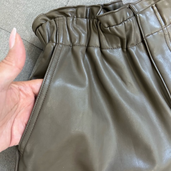 💥PRICE⬇️ 
ABERCROMBIE & FITCH • High Waisted Faux Leather Shorts•Olive Green •M - Picture 9 of 12